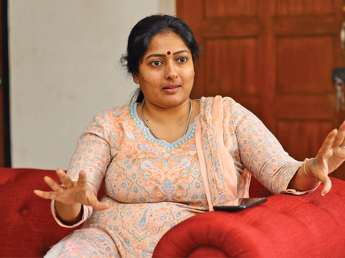 gayathri raghuram comments on dhanush nayanthara issue