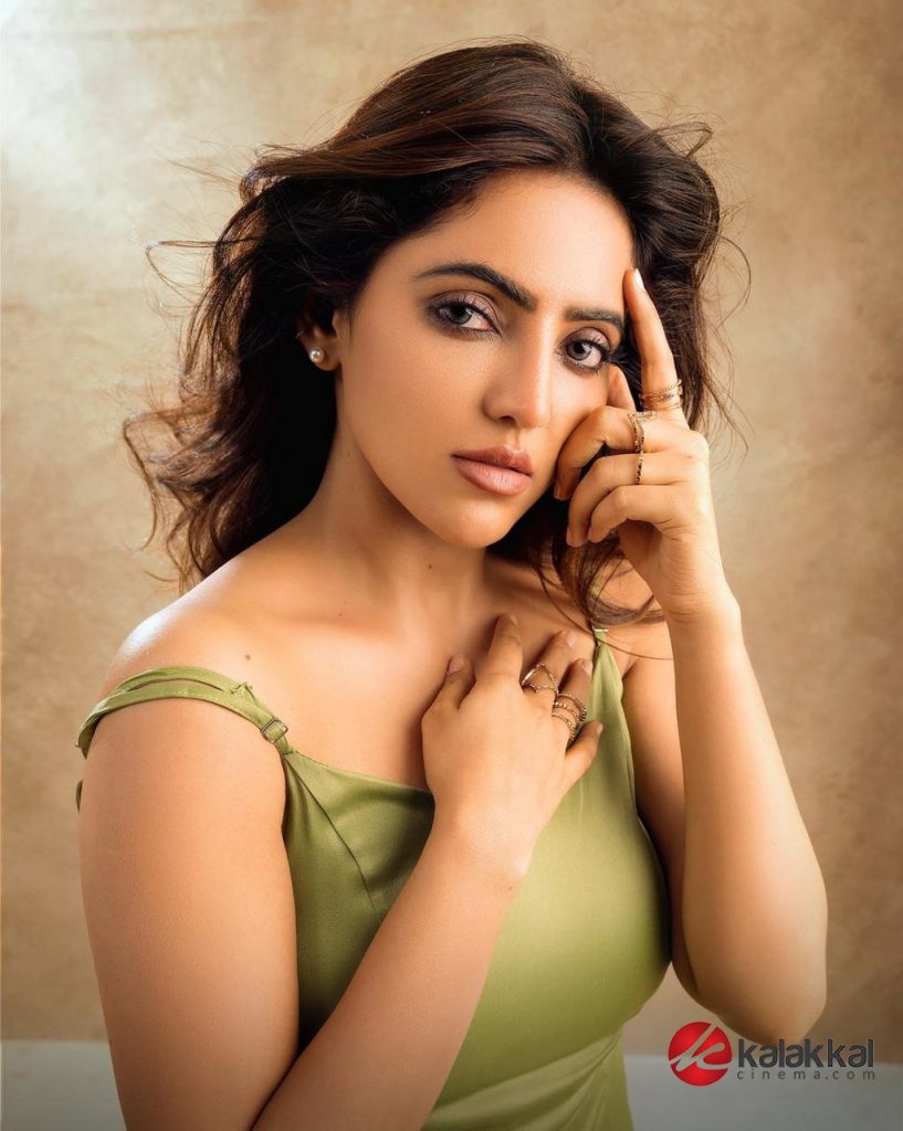 Actress Athulya Ravi looks stunning and gorgeous in these beautiful new pics (2)