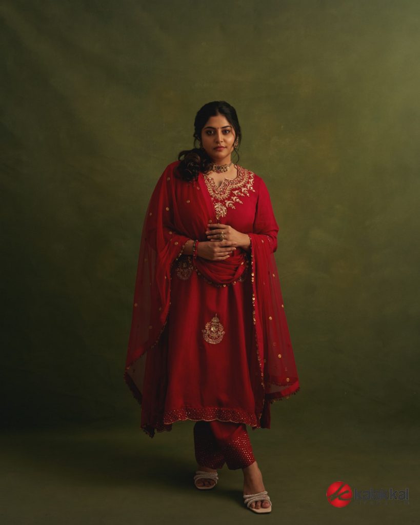 Actress Manjima Mohan Photos (11)