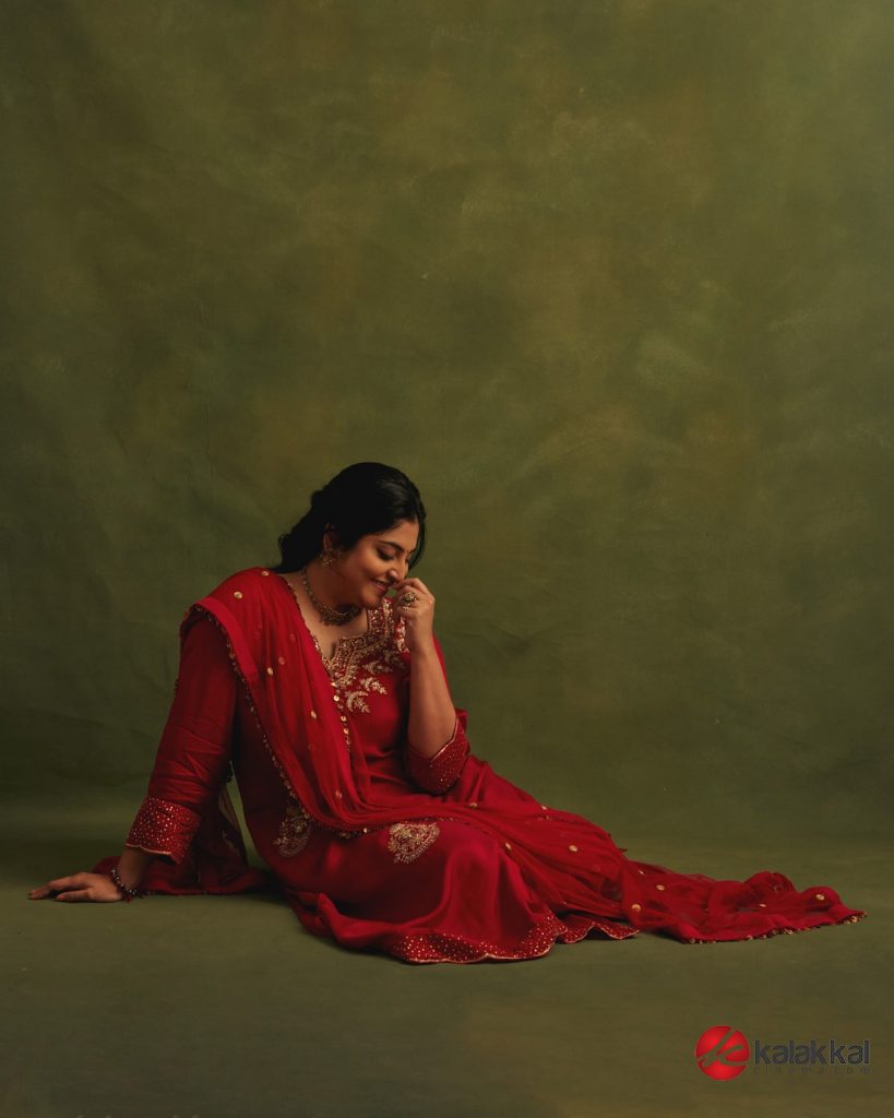 Actress Manjima Mohan Photos (13)