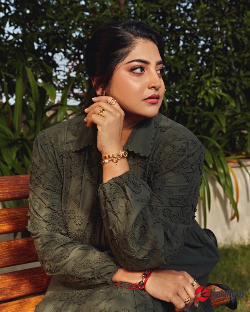 Actress Manjima Mohan Photos (4)