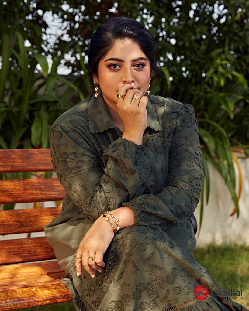 Actress Manjima Mohan Photos (5)