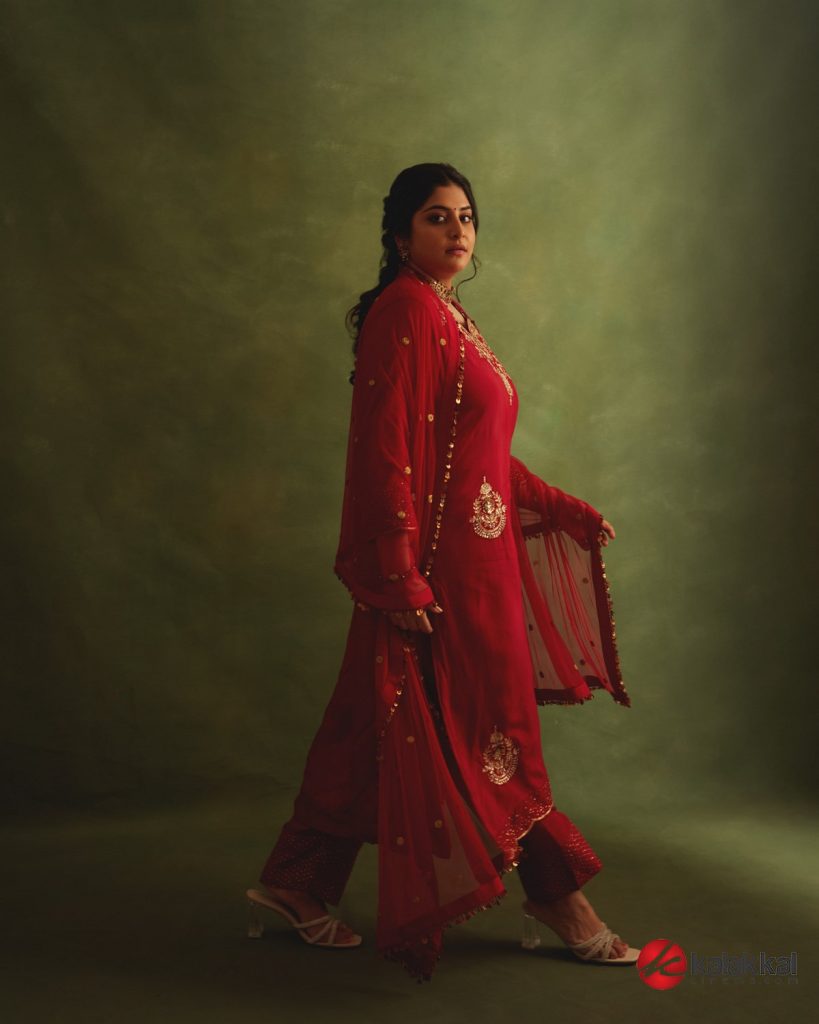 Actress Manjima Mohan Photos (8)