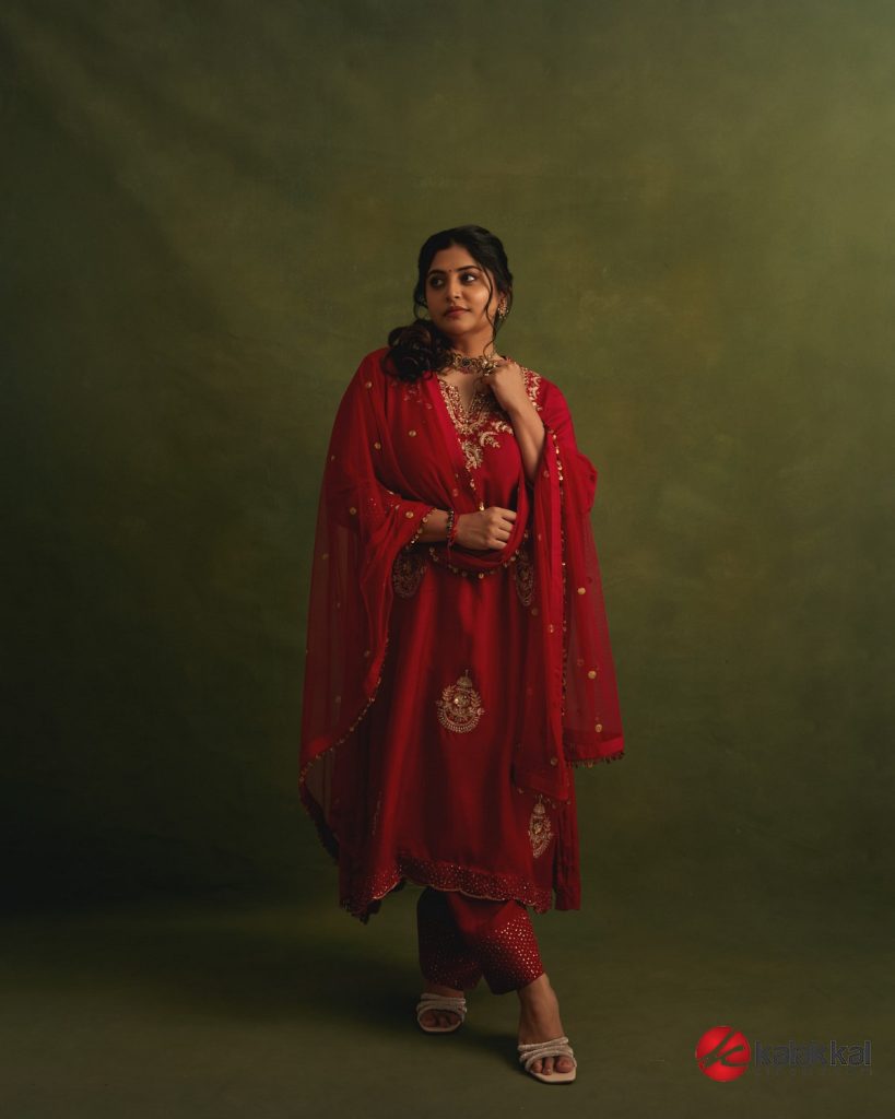 Actress Manjima Mohan Photos (9)