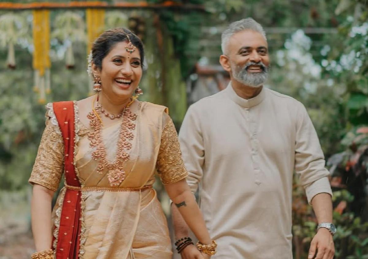 Vijay TV Priyanka came to the airport in a wheel chair.. Her husband's post.!