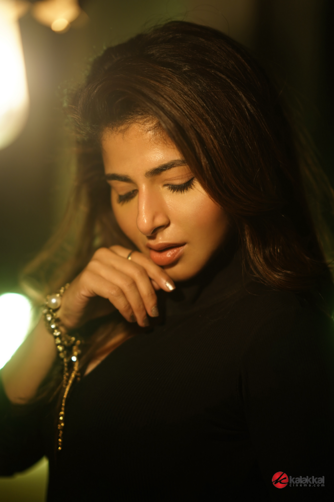 Actress Iswarya Menon New Stills (3)