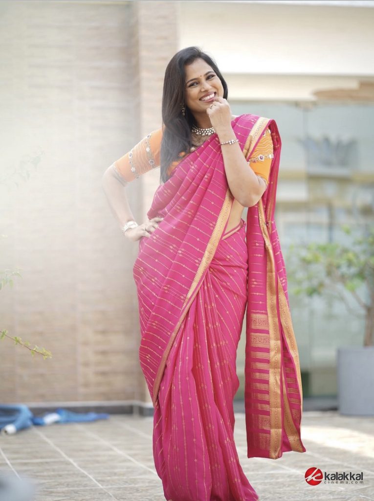 Actress Ramya Pandian Photos (9)