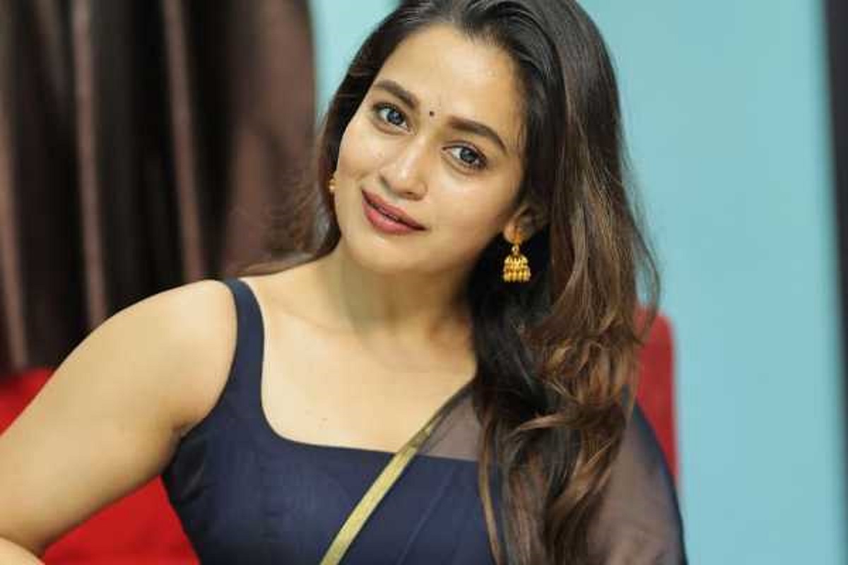 kaaviya arivumani latest photoshoot photos