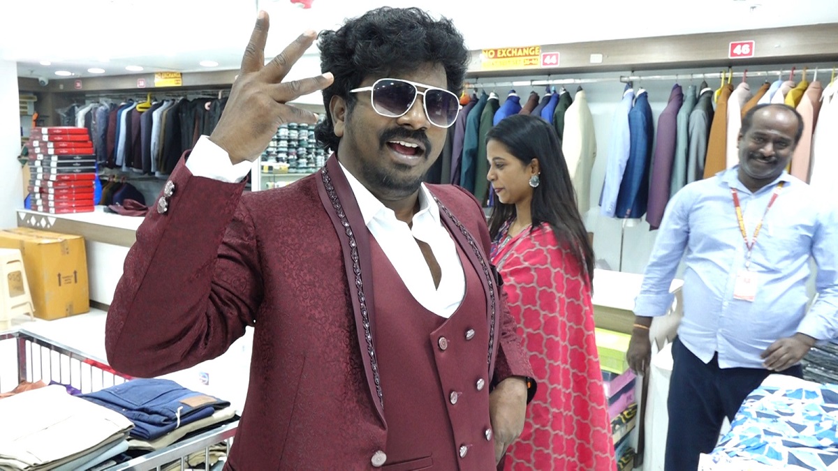 Vijay TV fame Thangadurai shopping at Velavan stores..!