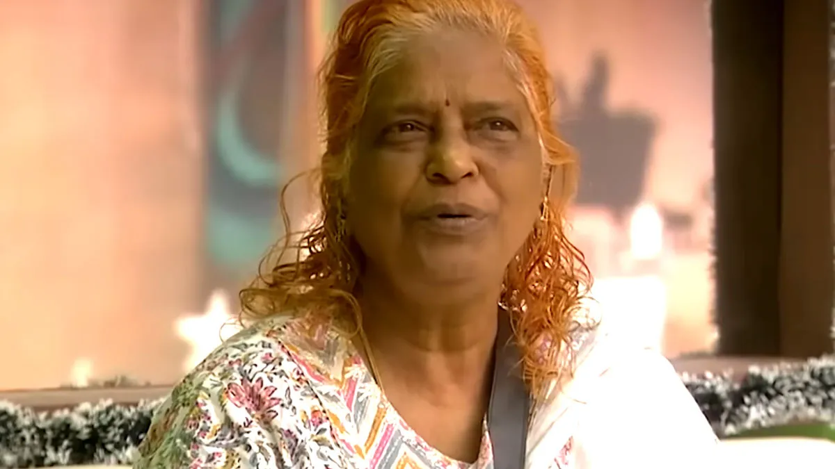 Parvati's mother praises Parvati when she comes out of the house..!