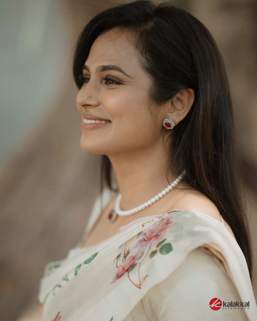 Actress Ramya Pandian New Stills (1)