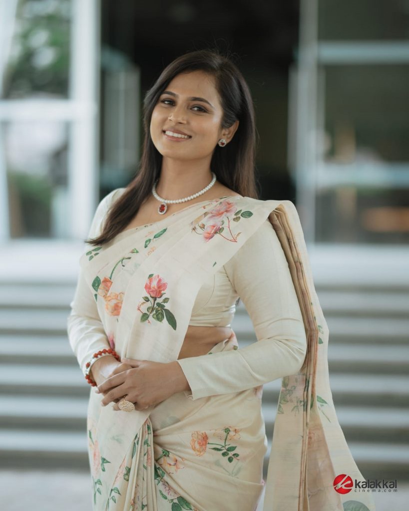 Actress Ramya Pandian New Stills (10)