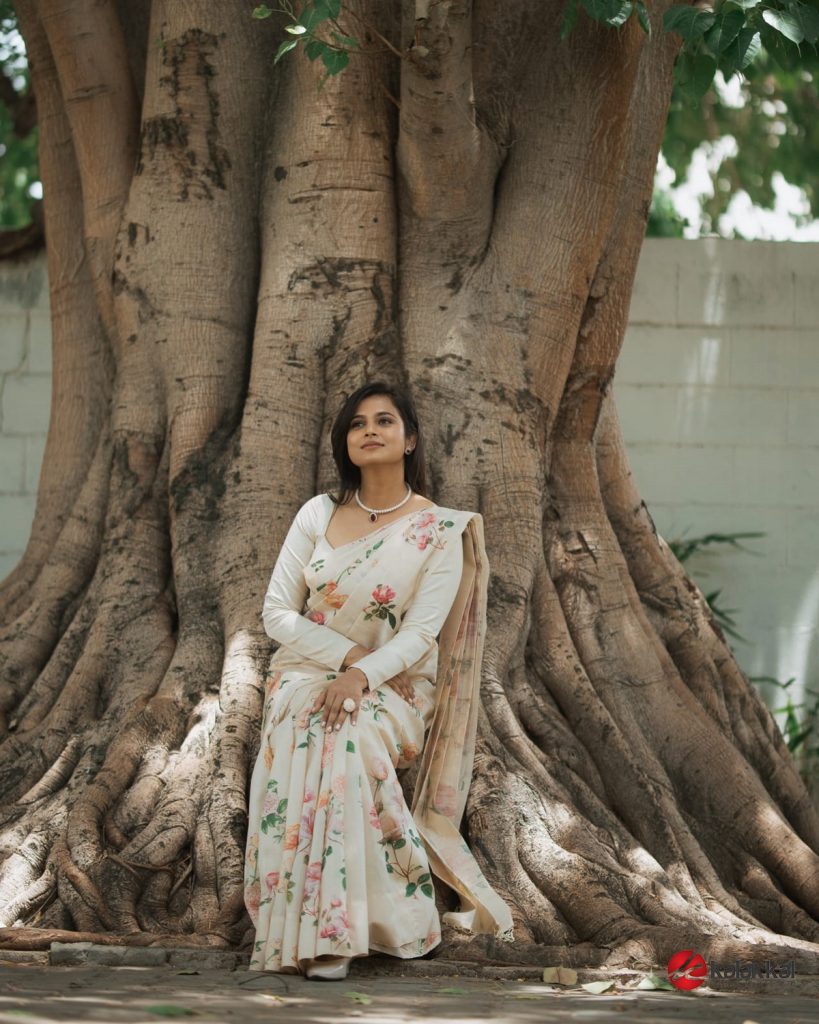 Actress Ramya Pandian New Stills (11)
