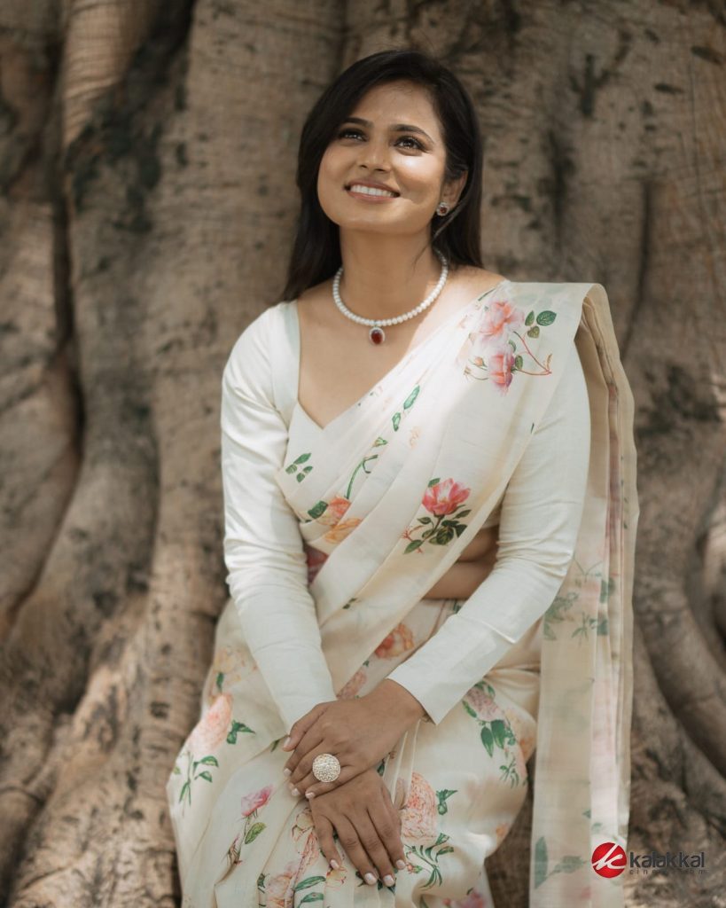 Actress Ramya Pandian New Stills (14)
