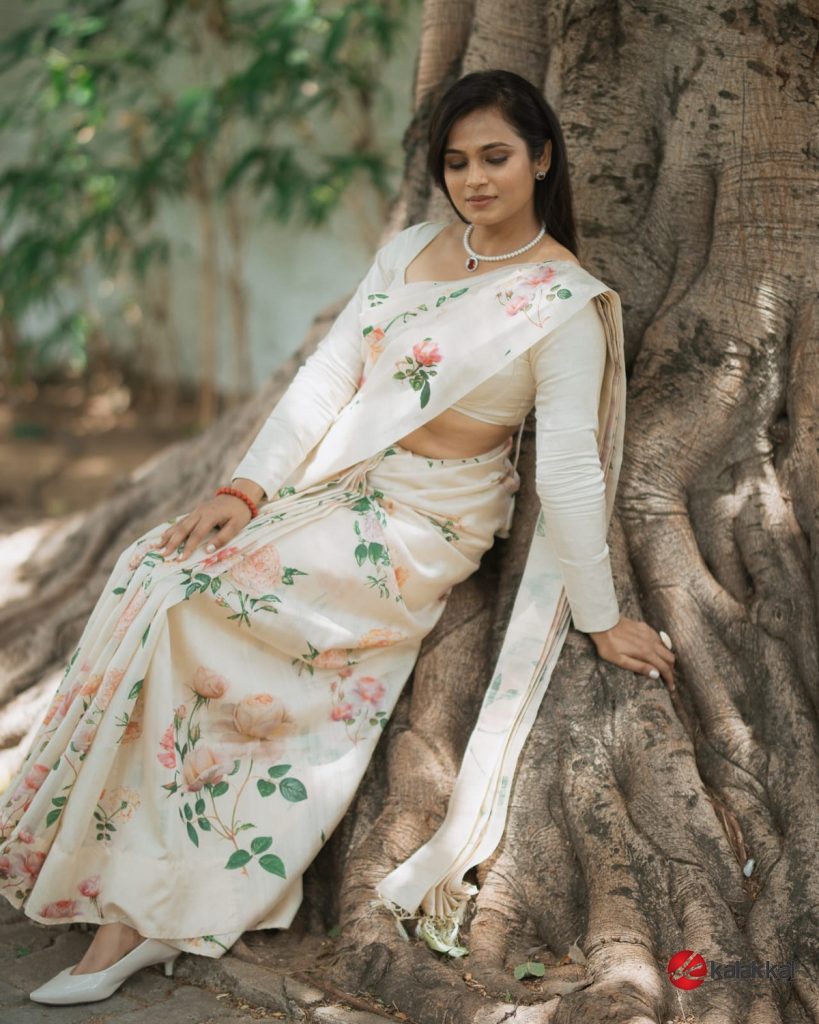 Actress Ramya Pandian New Stills (2)