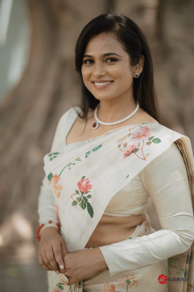 Actress Ramya Pandian New Stills (3)