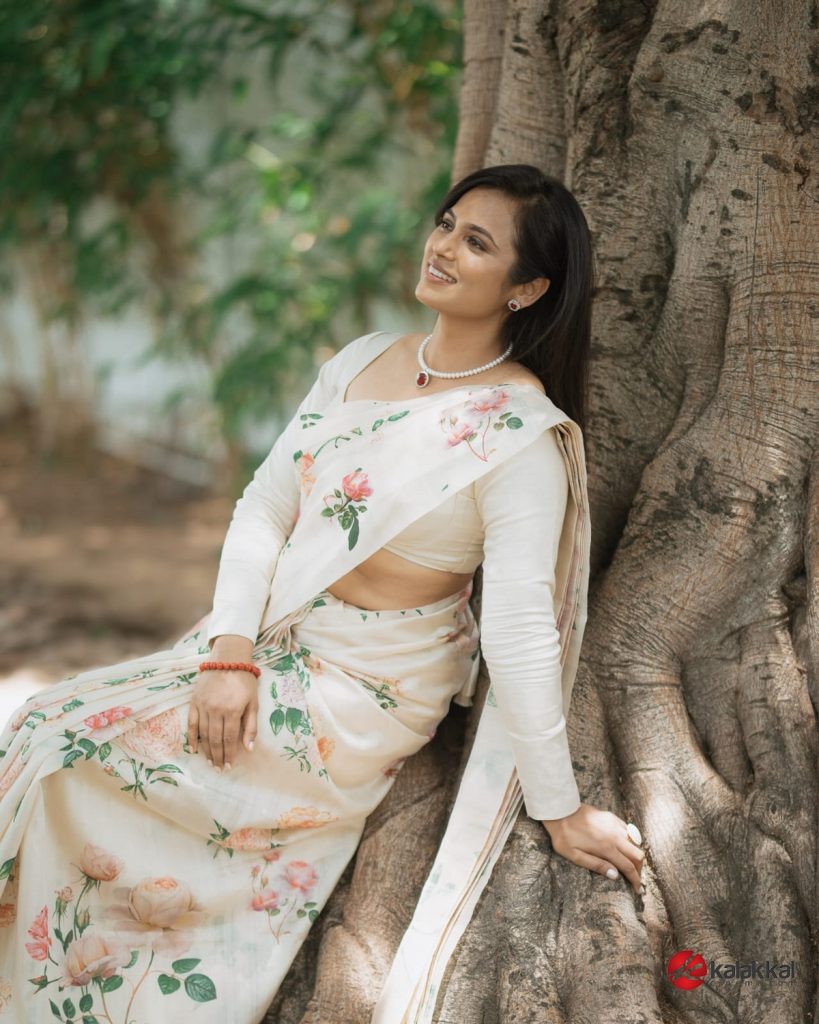 Actress Ramya Pandian New Stills (4)