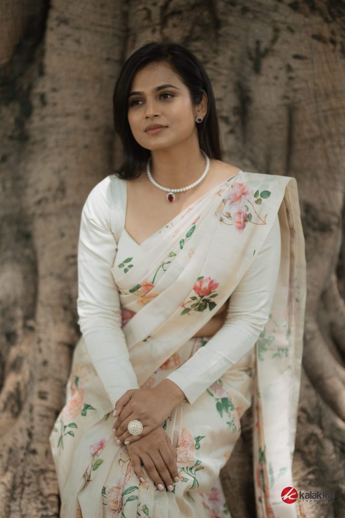 Actress Ramya Pandian New Stills (5)
