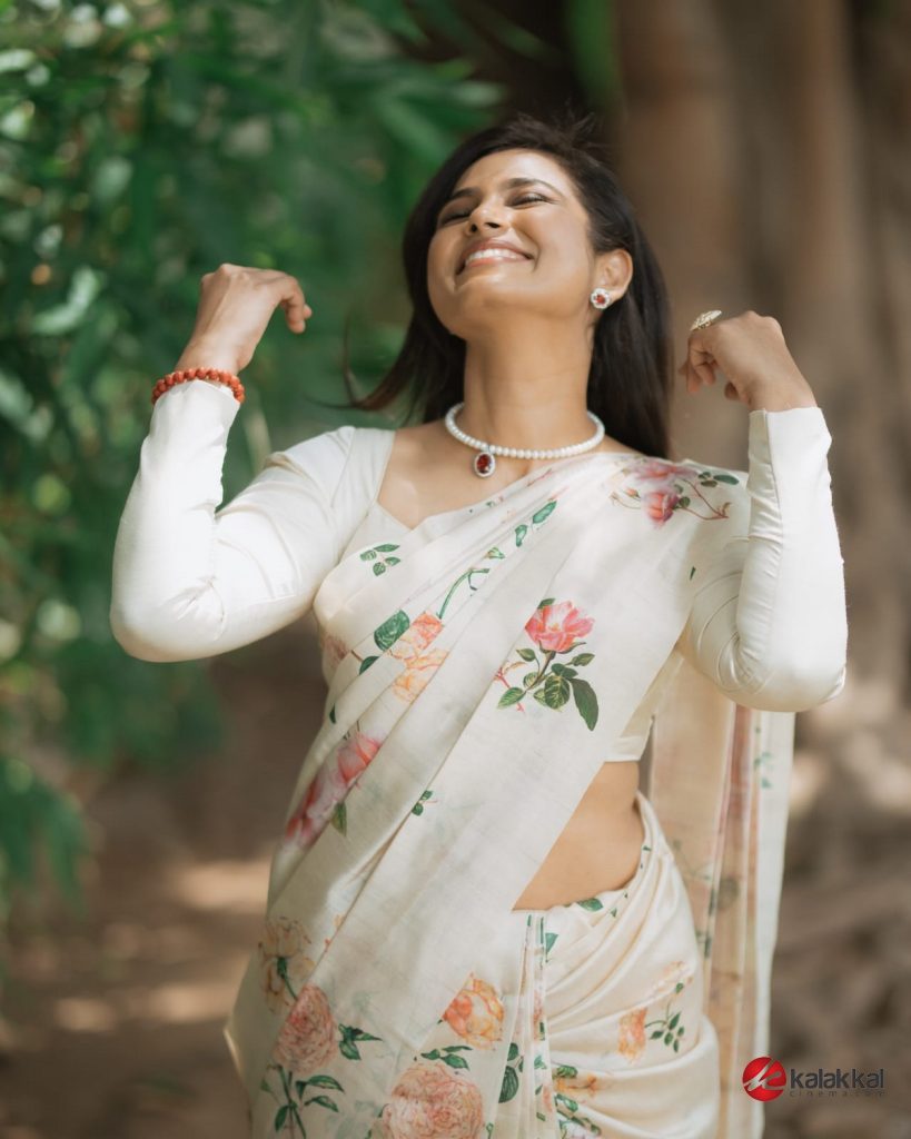 Actress Ramya Pandian New Stills (6)