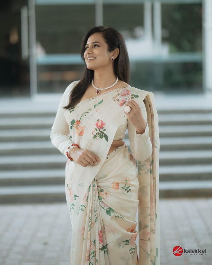 Actress Ramya Pandian New Stills (7)