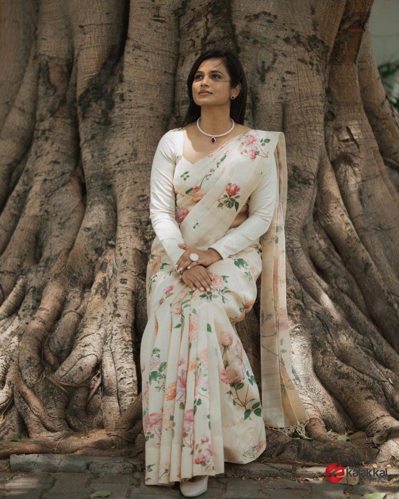 Actress Ramya Pandian New Stills (8)