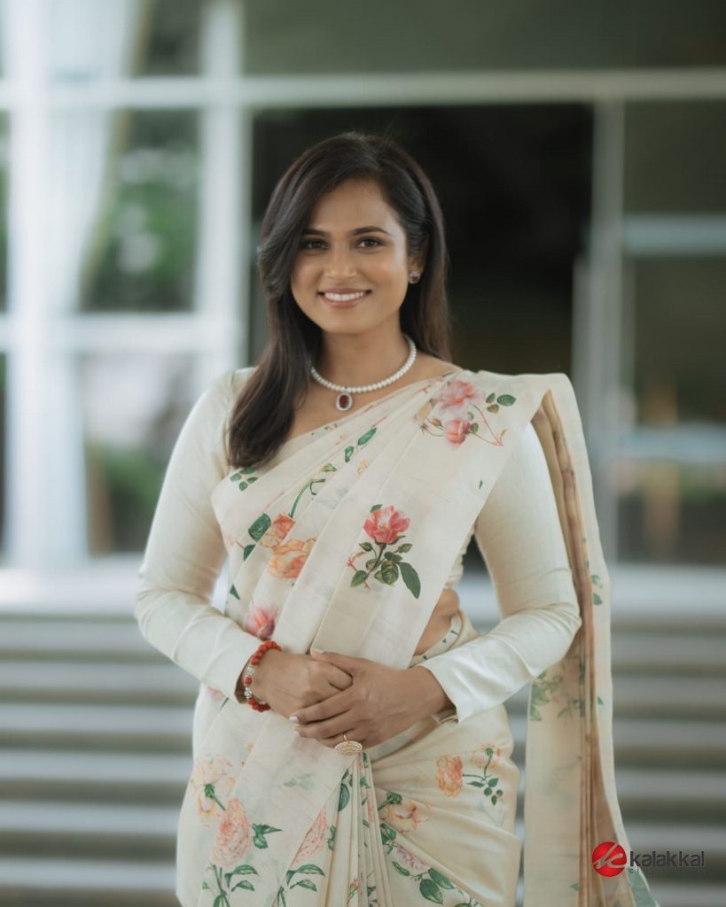 Actress Ramya Pandian New Stills (9)